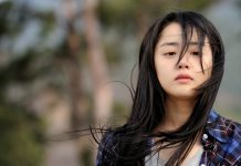 Sự mạnh mẽ của người phụ nữ chăm con bằng… chân!