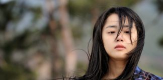 Sự mạnh mẽ của người phụ nữ chăm con bằng… chân!
