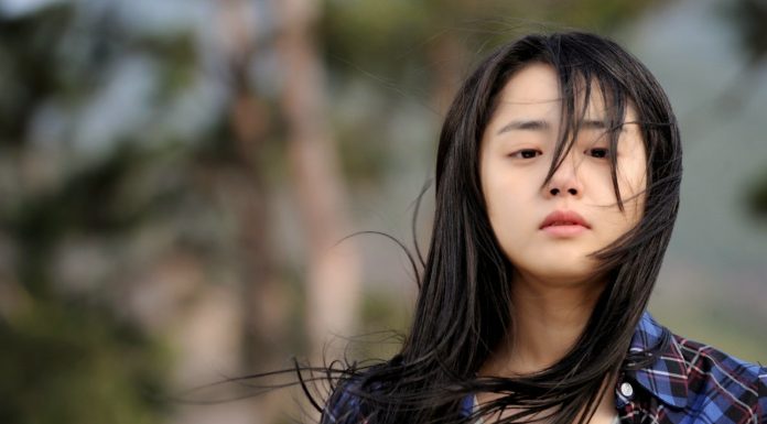Sự mạnh mẽ của người phụ nữ chăm con bằng… chân!