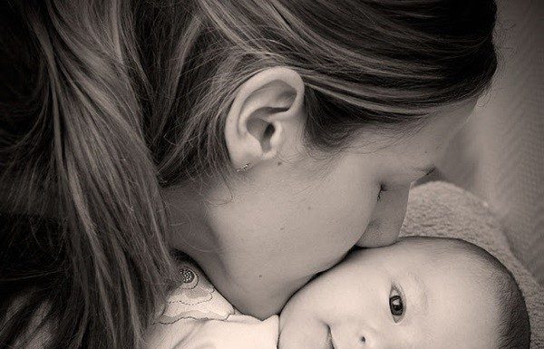 Tâm sự thắt lòng của người mẹ bỏ rơi 2 con nhỏ trên vỉa hè Sài Gòn