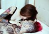 Anh chồng xăm trổ vừa rửa bát vừa đáp trả bạn “Tao lấy vợ về không phải để làm osin”