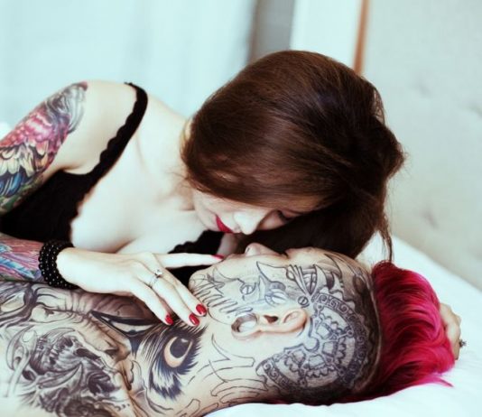 Anh chồng xăm trổ vừa rửa bát vừa đáp trả bạn “Tao lấy vợ về không phải để làm osin”